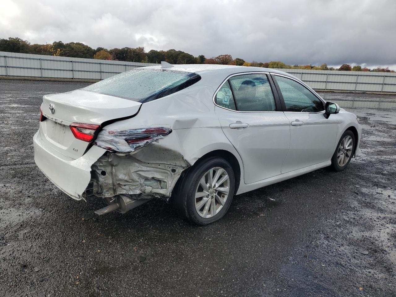 Toyota Camry Le Image 12