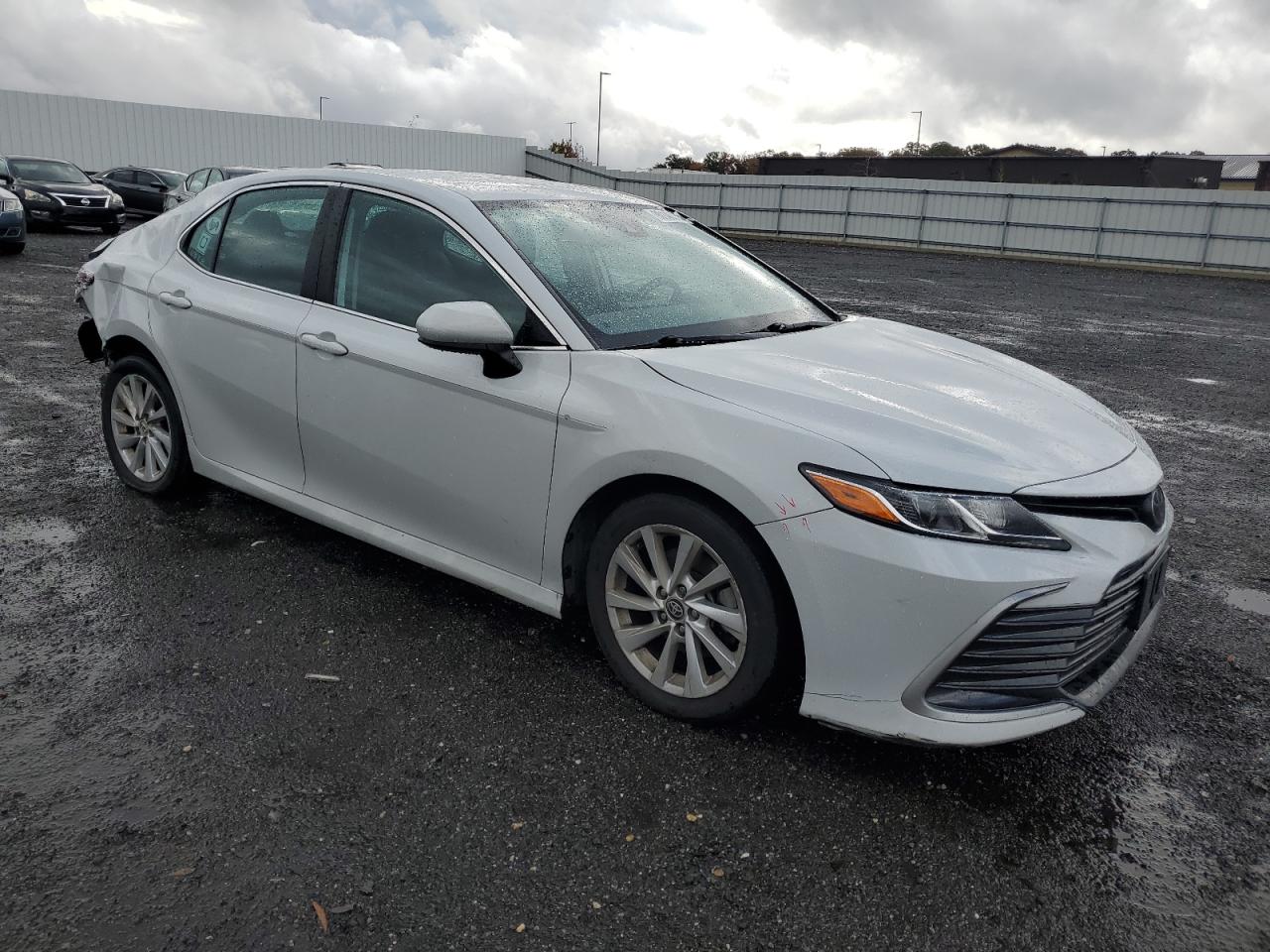 Toyota Camry Le Image 10