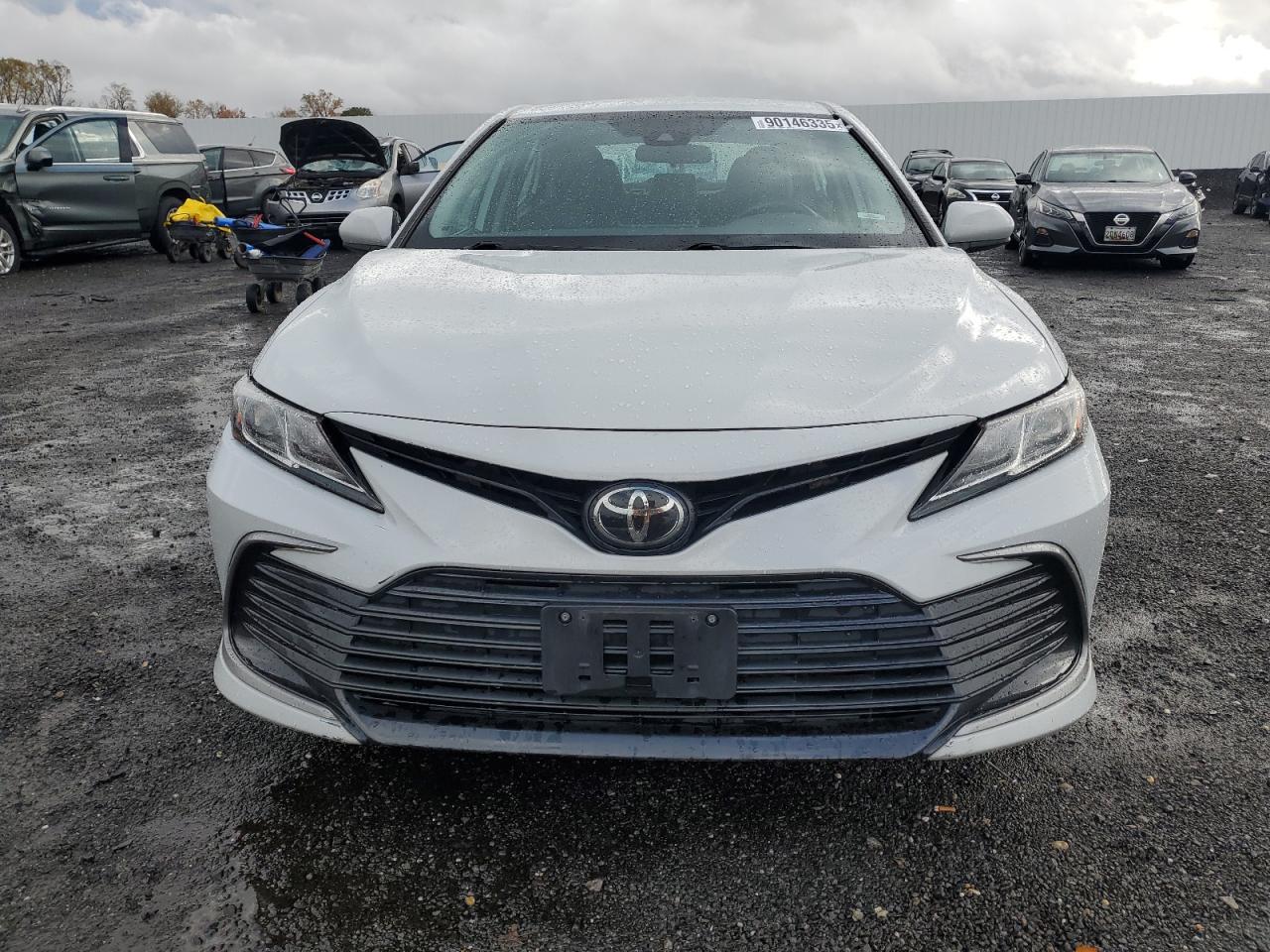Toyota Camry Le Image 9