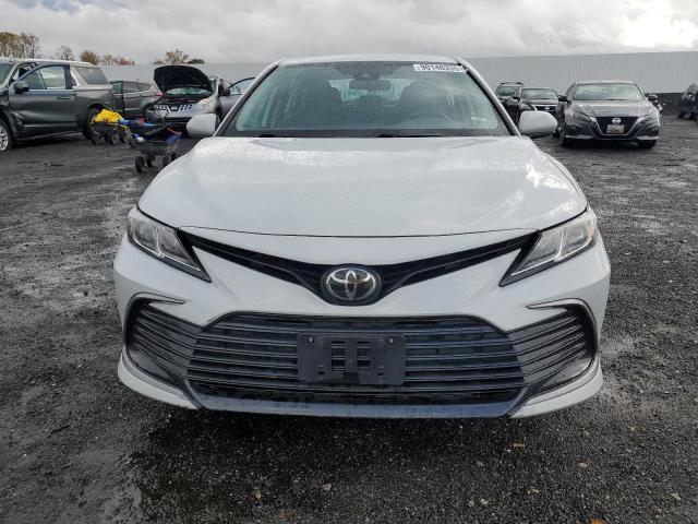 Toyota Camry Le Image 9