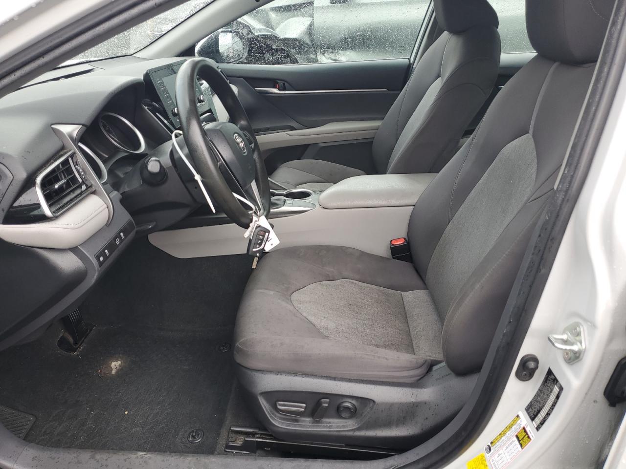 Toyota Camry Le Image 3