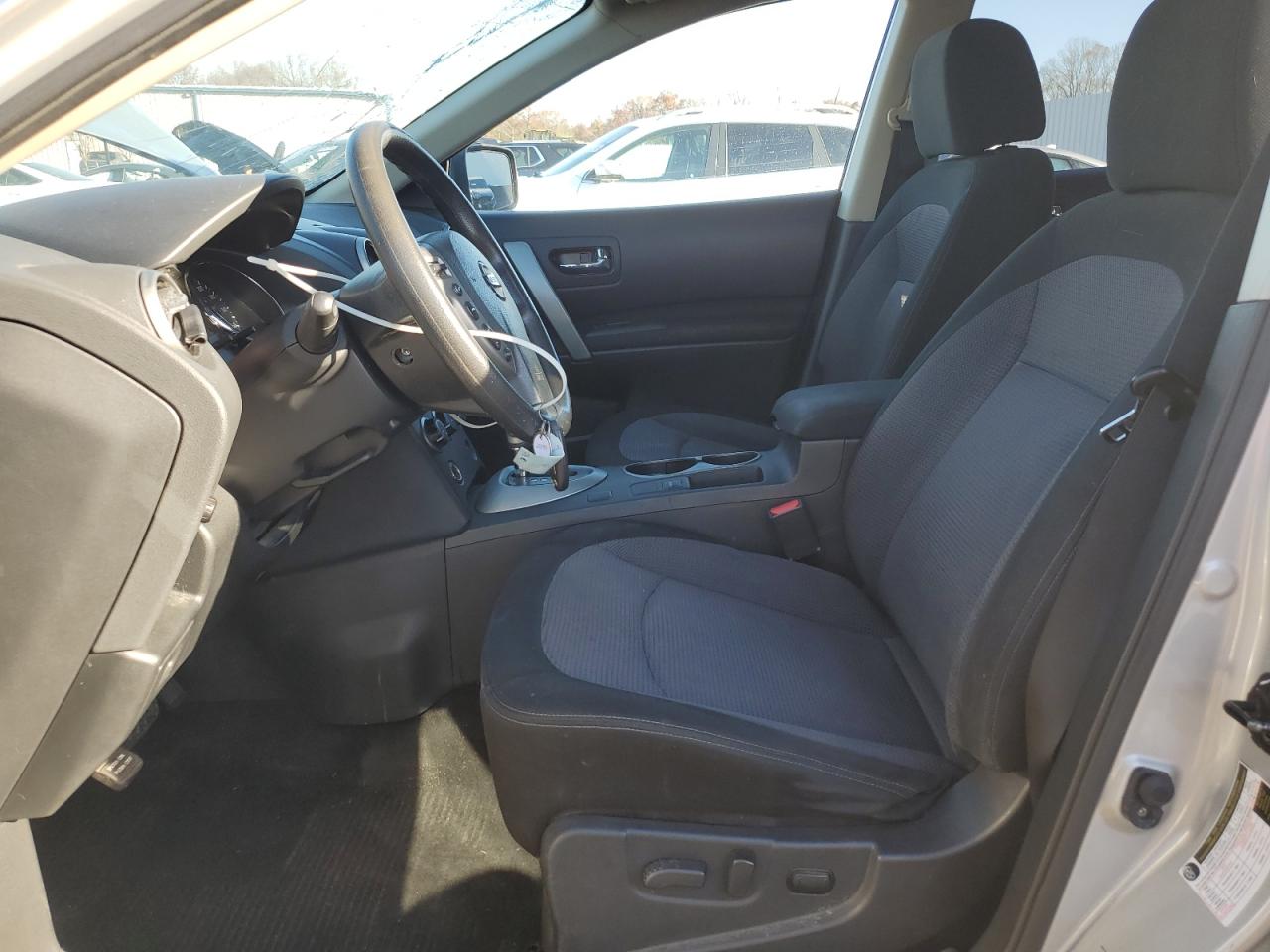 Nissan Rogue S Image 3