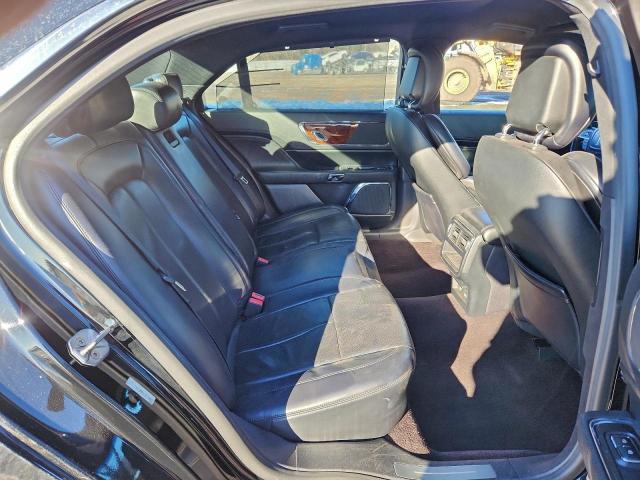 Lincoln Continental Image 12