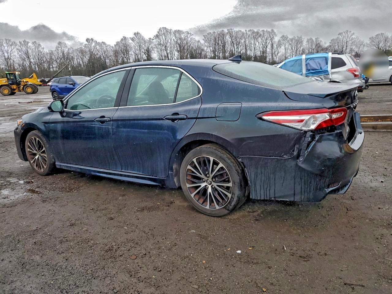 Toyota Camry L Image 9