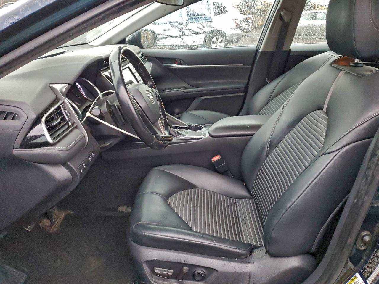 Toyota Camry L Image 5