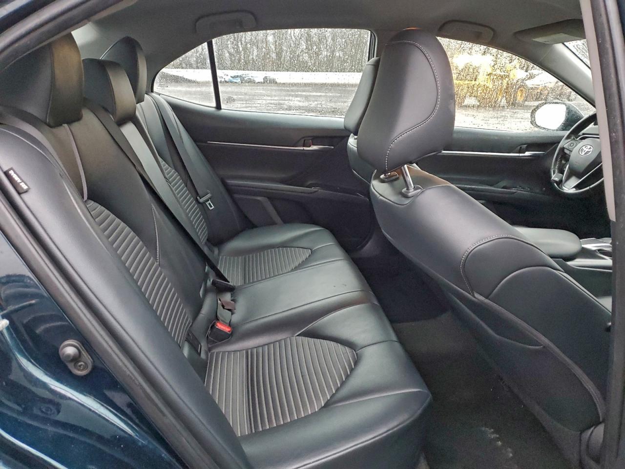 Toyota Camry L Image 2