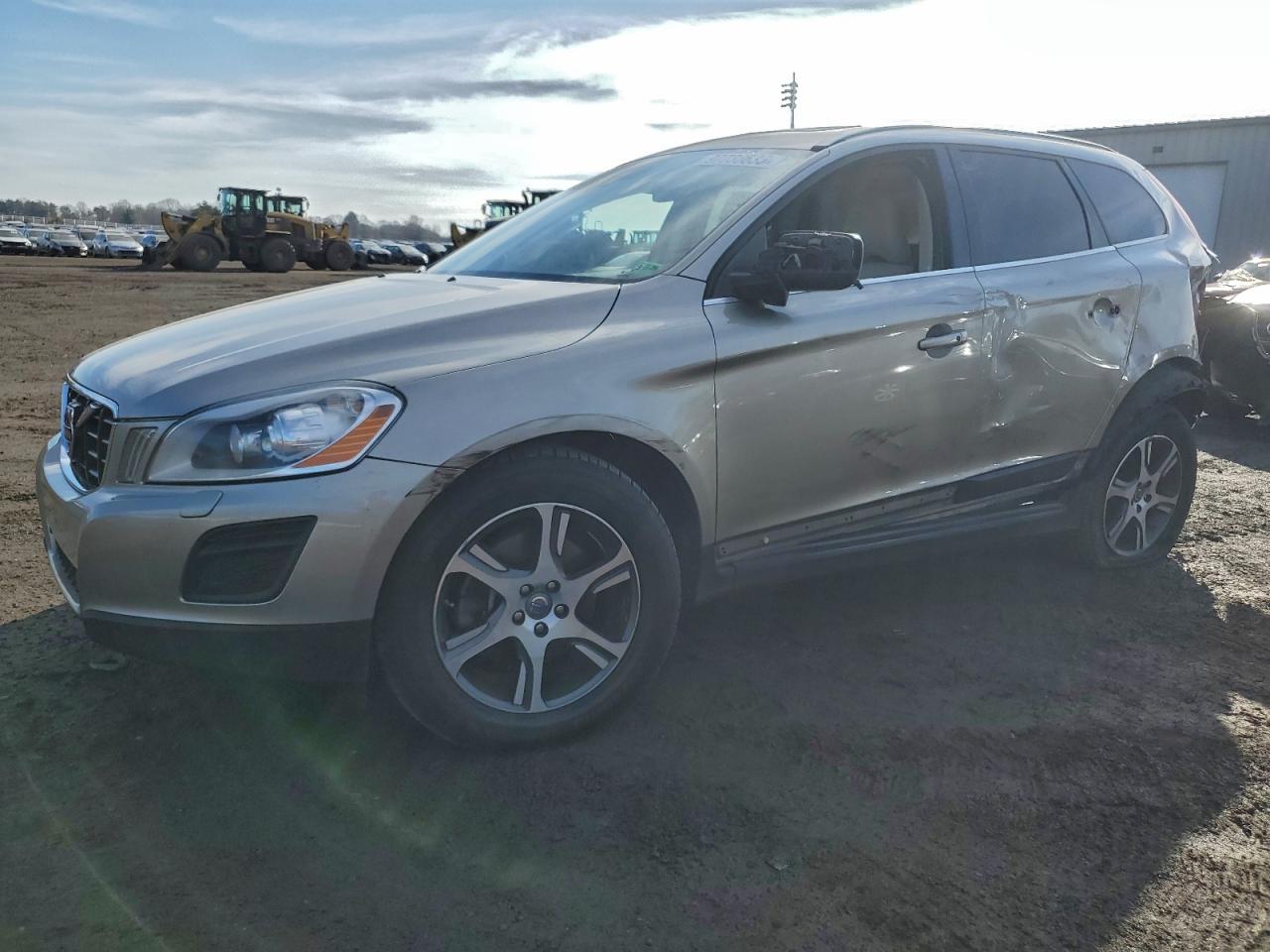 Volvo XC60 T6 Image 1
