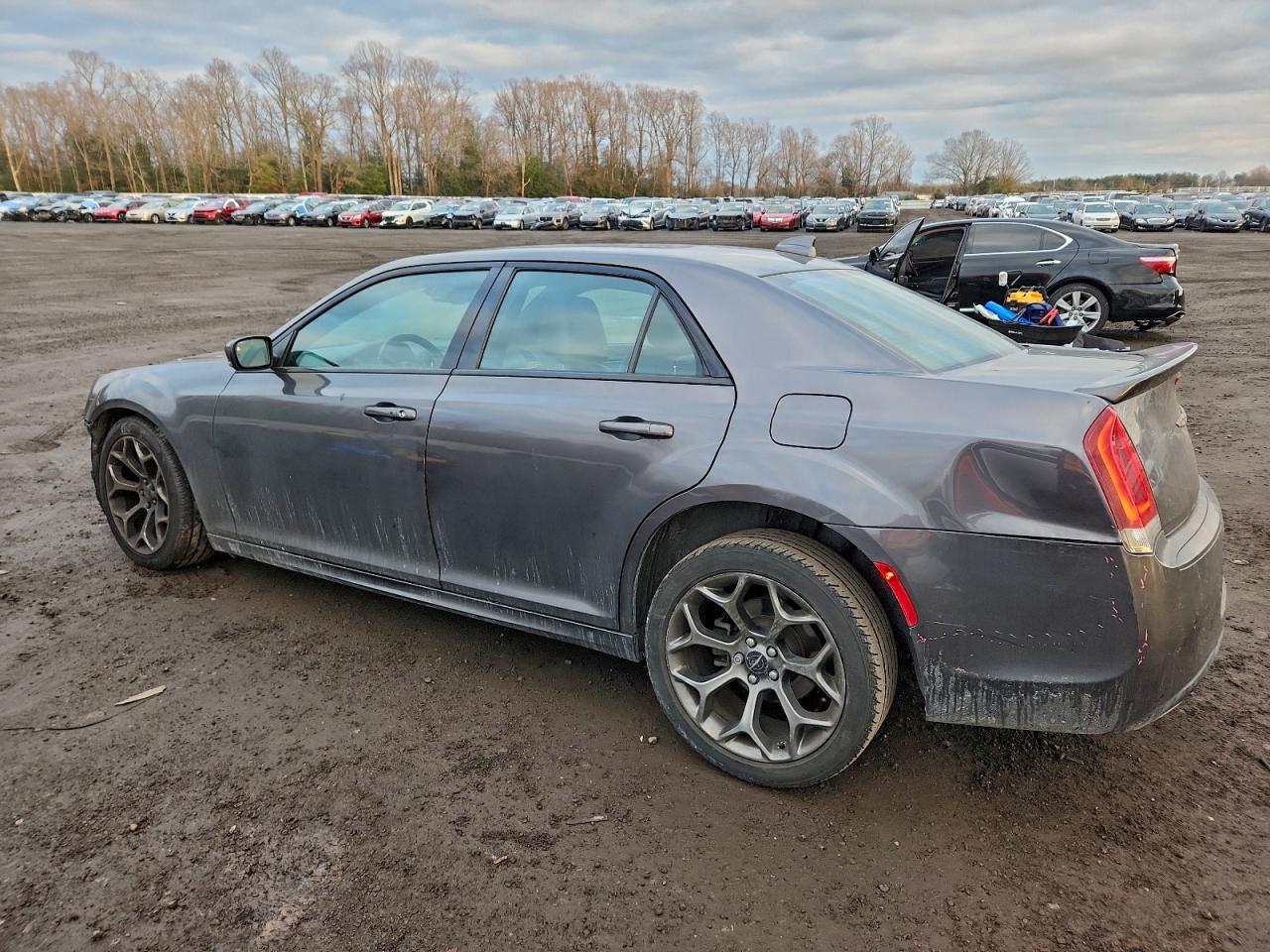 Chrysler 300 S Image 2