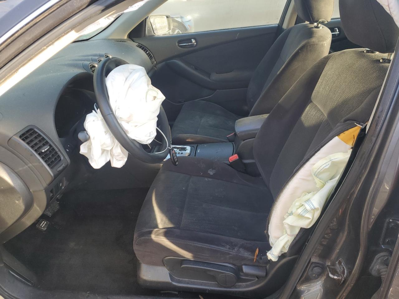 Nissan Altima Base Image 8