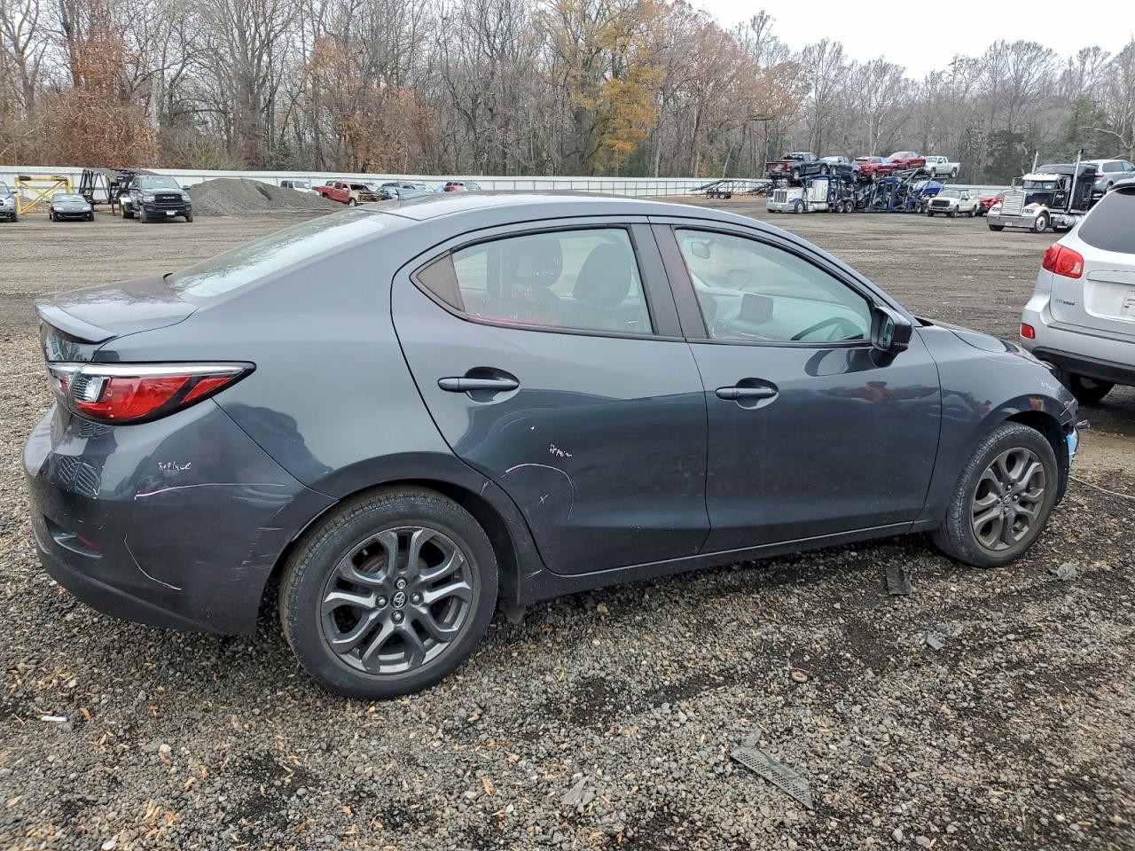 Toyota Yaris L Image 11