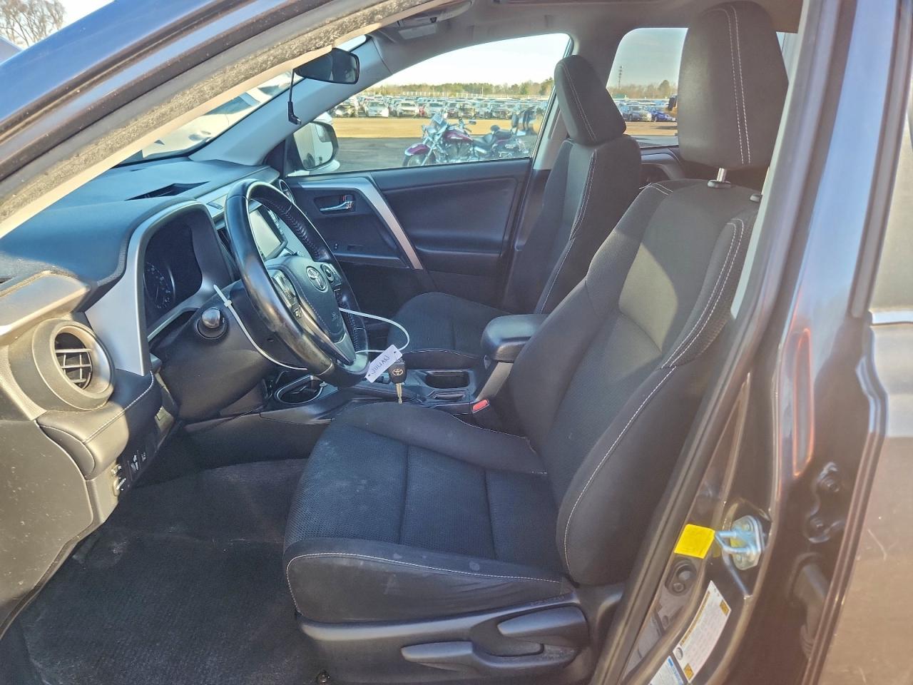 Toyota RAV4 Xle Image 11