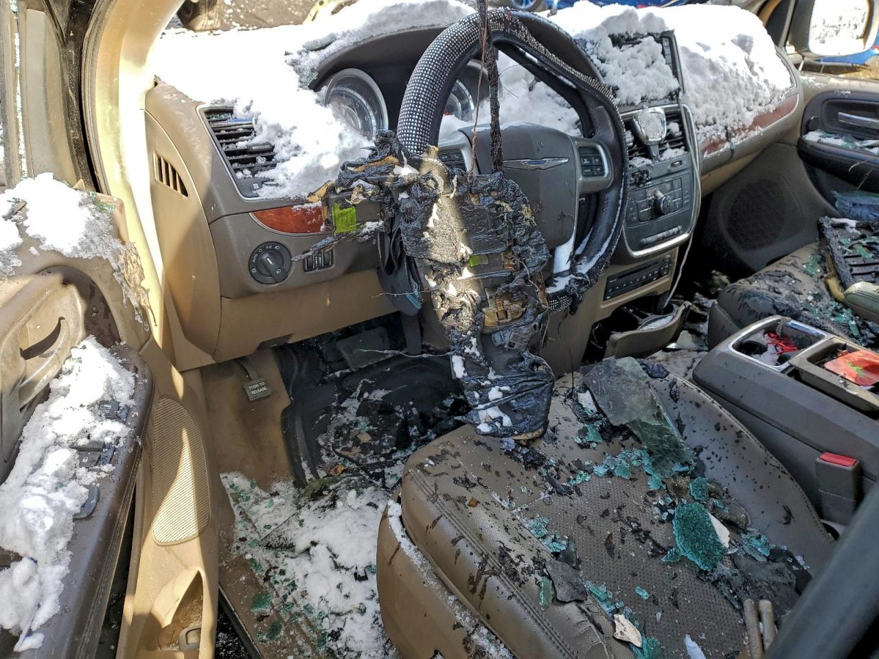 Chrysler Minivan Touring L Image 11