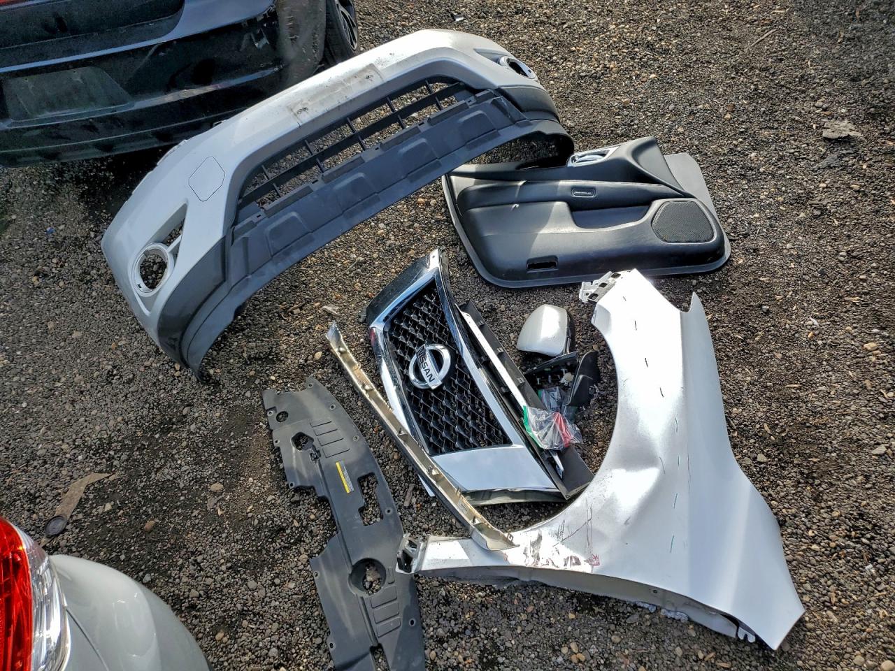 Nissan Pathfinder S Image 6