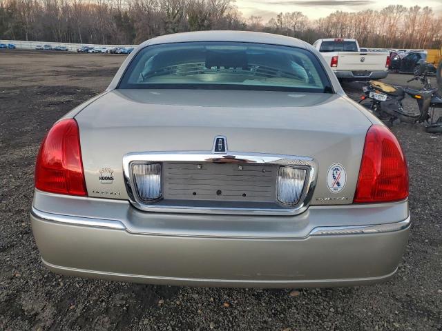 Lincoln Towncar Signature Limited Image 10