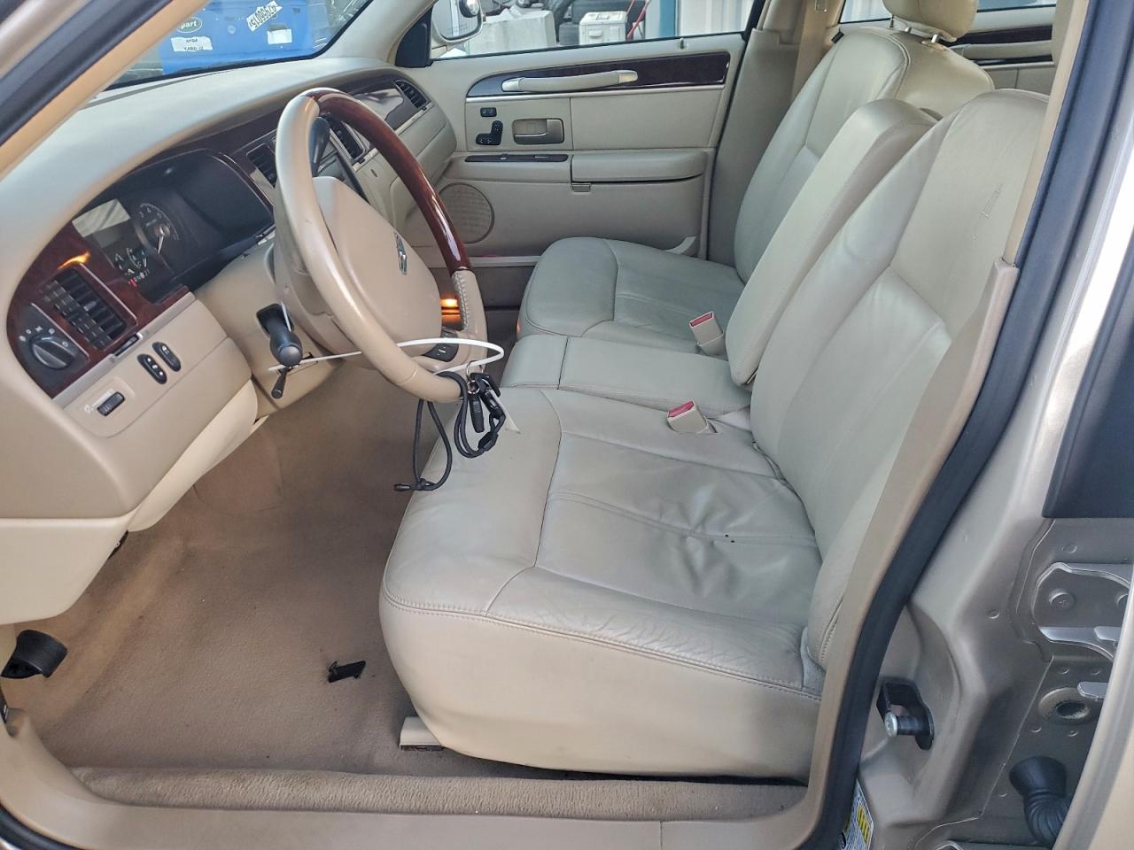 Lincoln Towncar Signature Limited Image 11