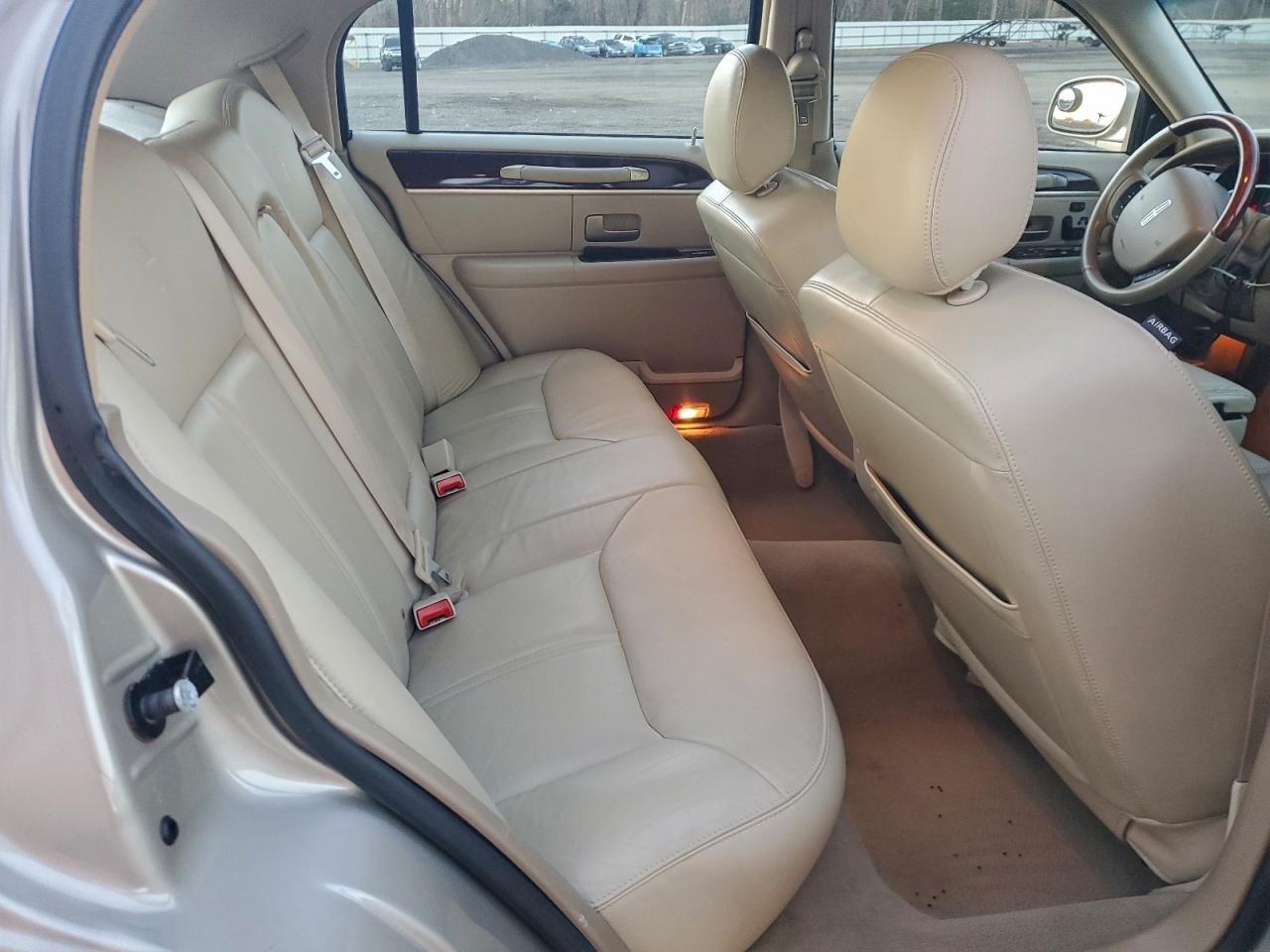 Lincoln Towncar Signature Limited Image 8