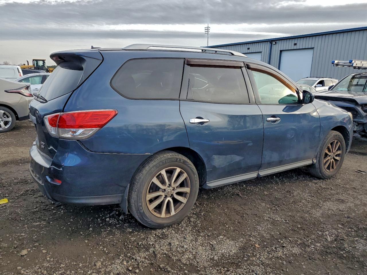 Nissan Pathfinder S Image 3