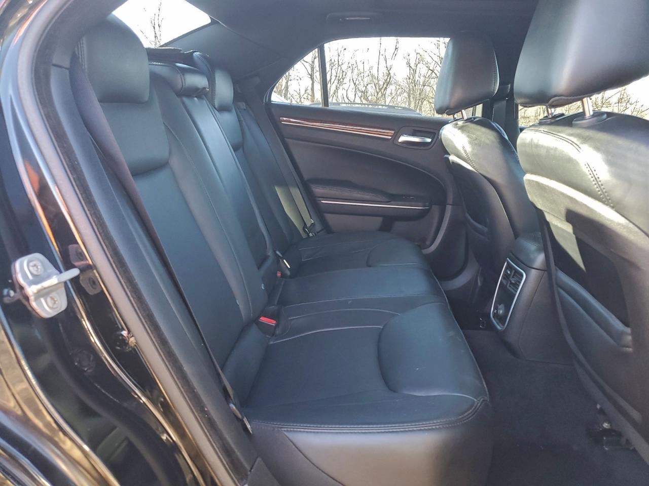 Chrysler 300 Image 9