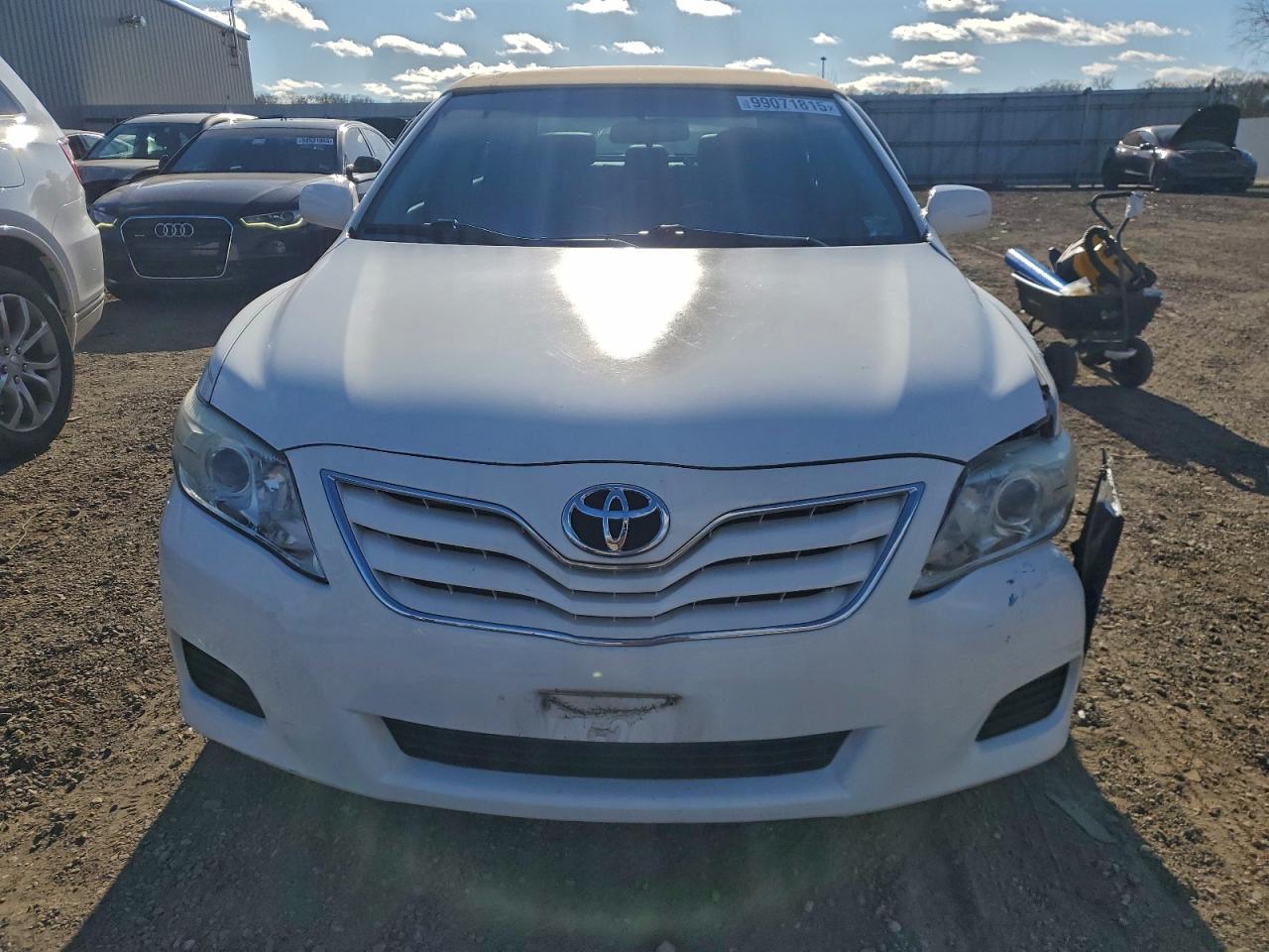 Toyota Camry Base Image 3