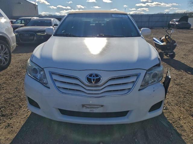 Toyota Camry Base Image 3