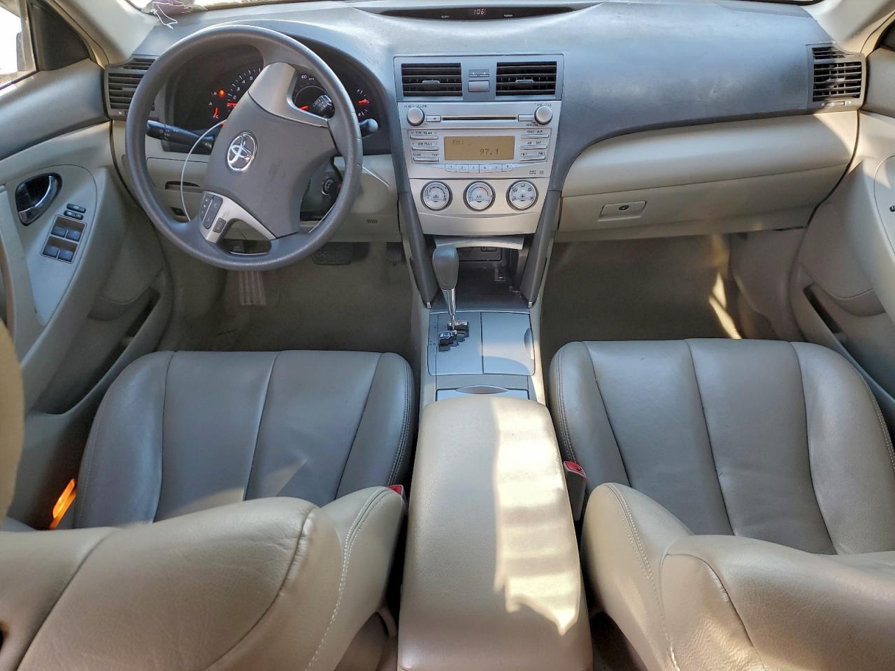 Toyota Camry Base Image 11