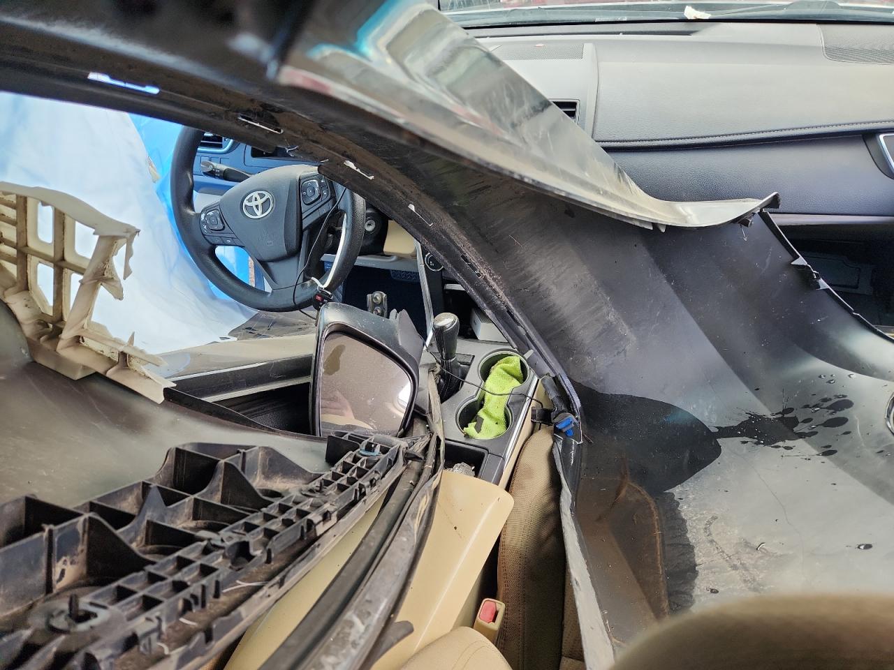 Toyota Camry Le Image 9