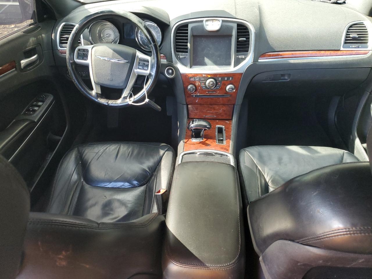 Chrysler 300 Limited Image 12