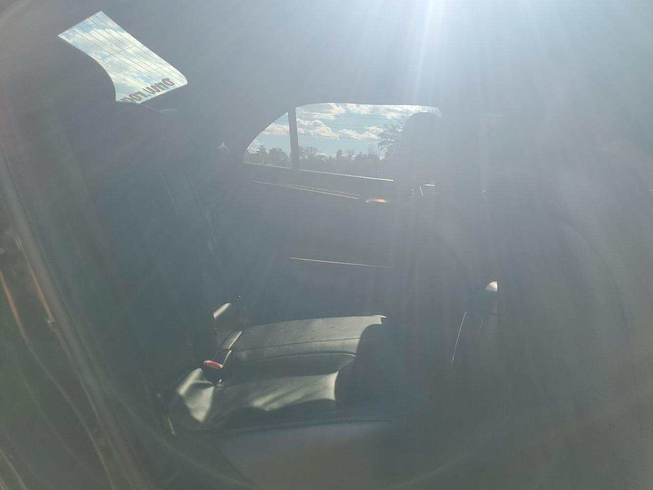 Chrysler 300 Limited Image 8