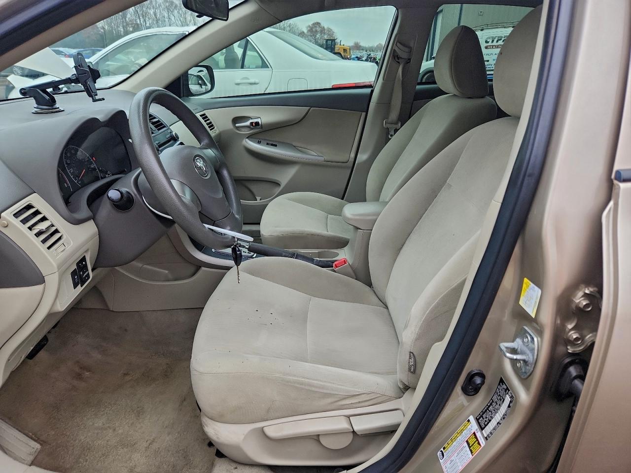 Toyota Corolla Base Image 10