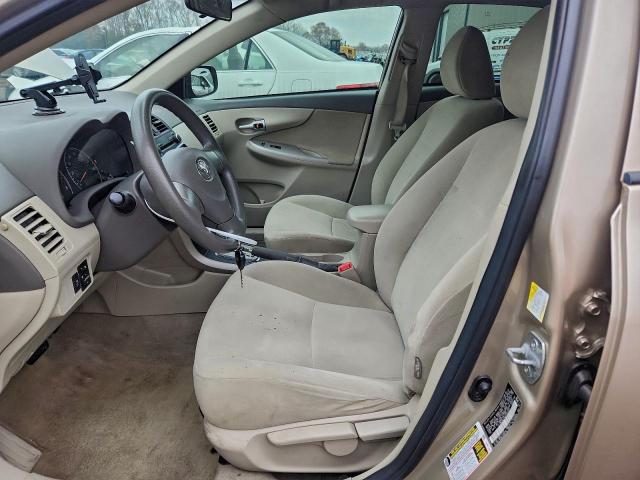 Toyota Corolla Base Image 10