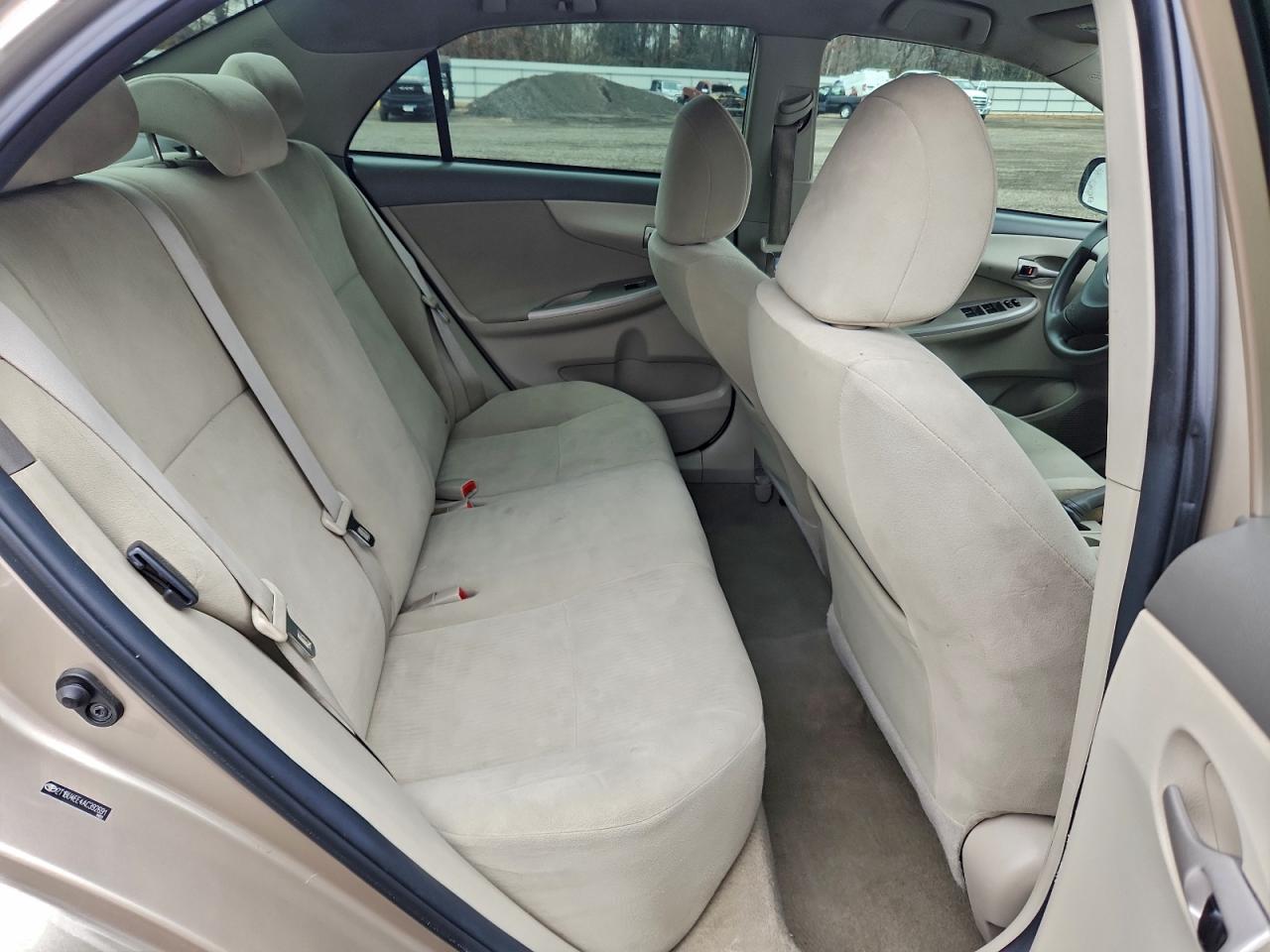 Toyota Corolla Base Image 7