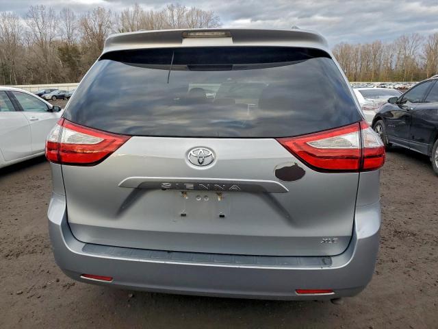 Toyota Sienna Xle Image 3