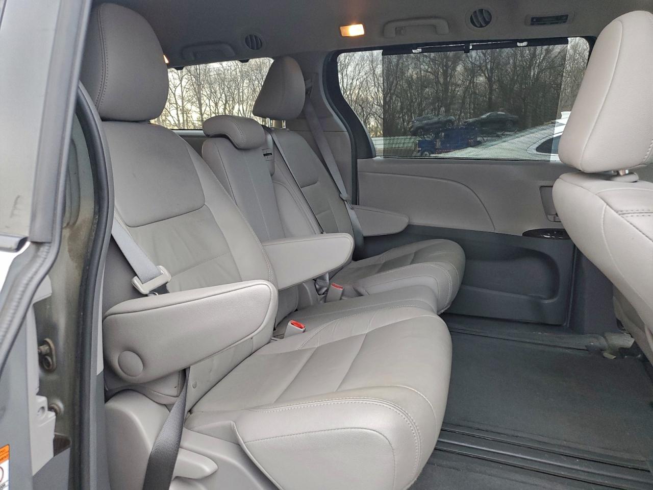 Toyota Sienna Xle Image 12