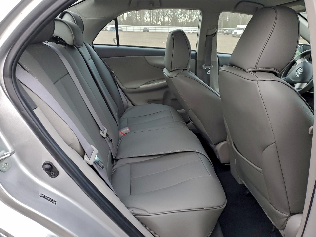 Toyota Corolla Base Image 10