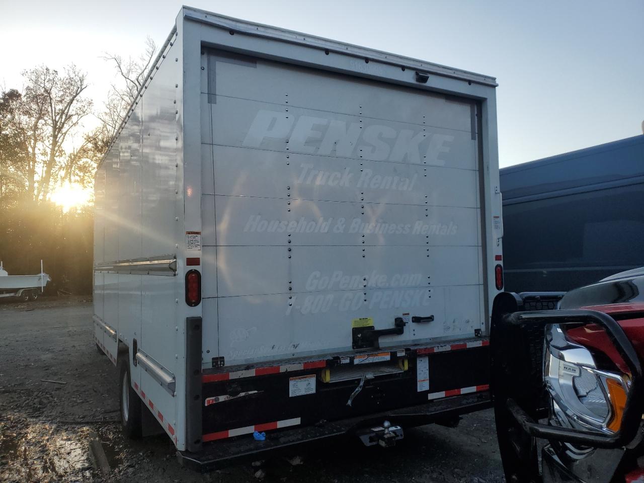 Ford Econoline E350 Super Duty Cutaway Van Image 12