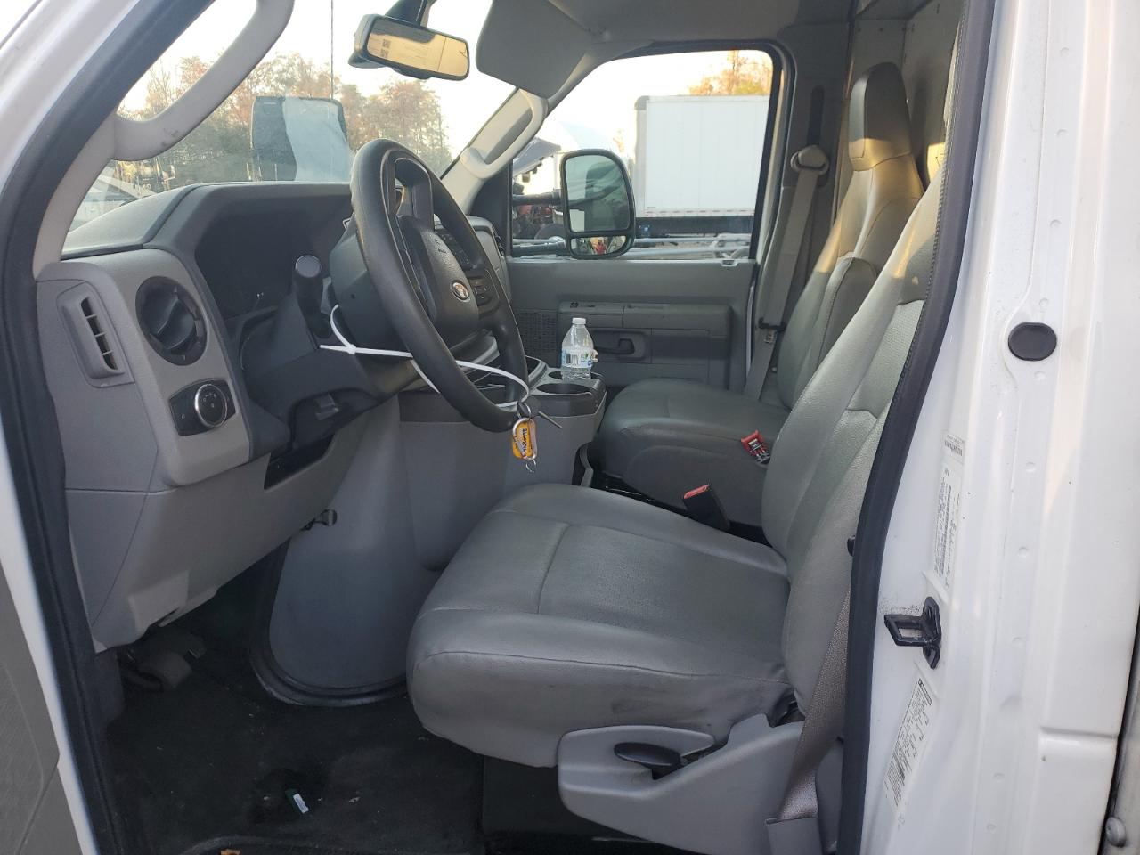 Ford Econoline E350 Super Duty Cutaway Van Image 2