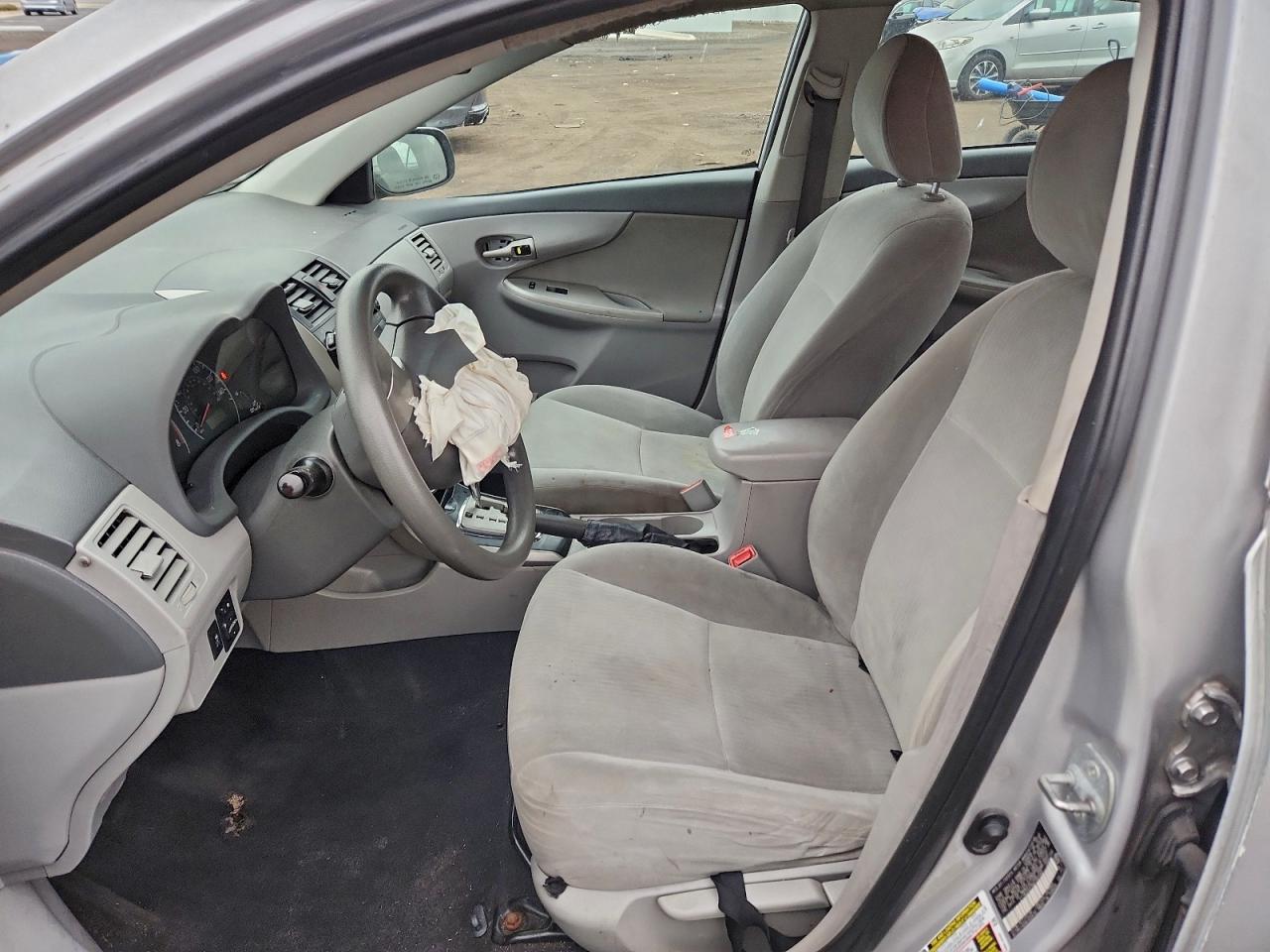 Toyota Corolla Base Image 2