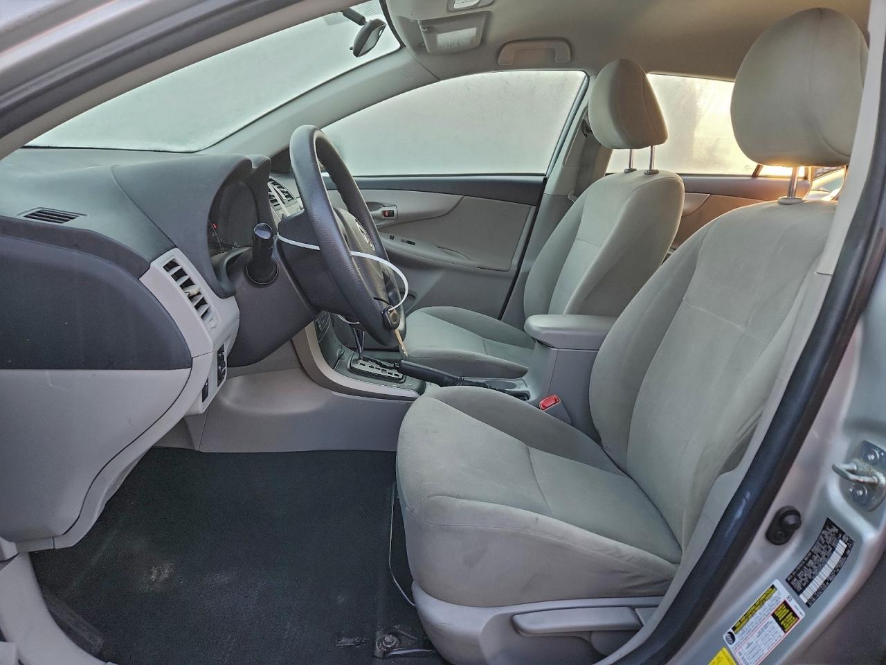 Toyota Corolla Base Image 10