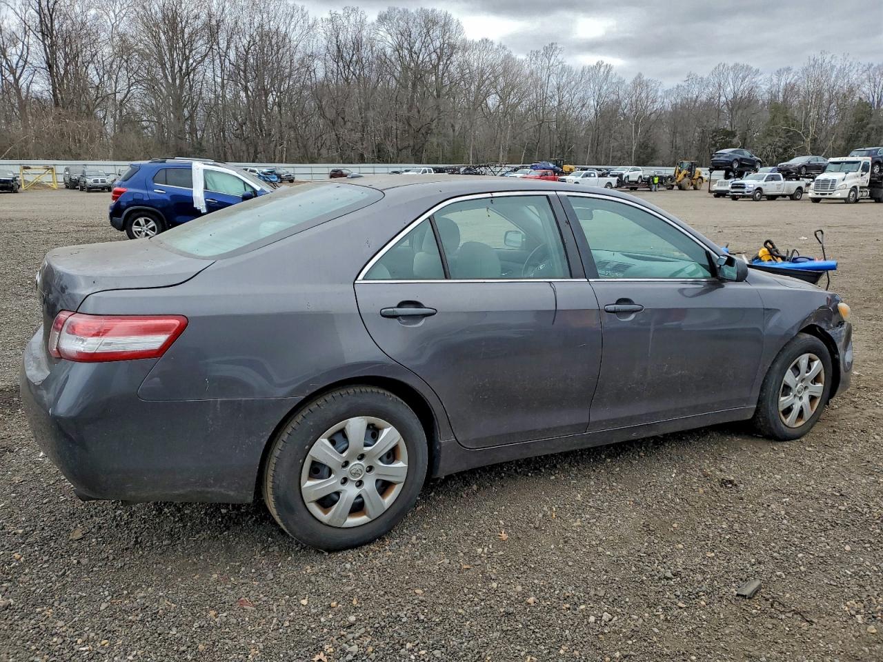 Toyota Camry Base Image 2