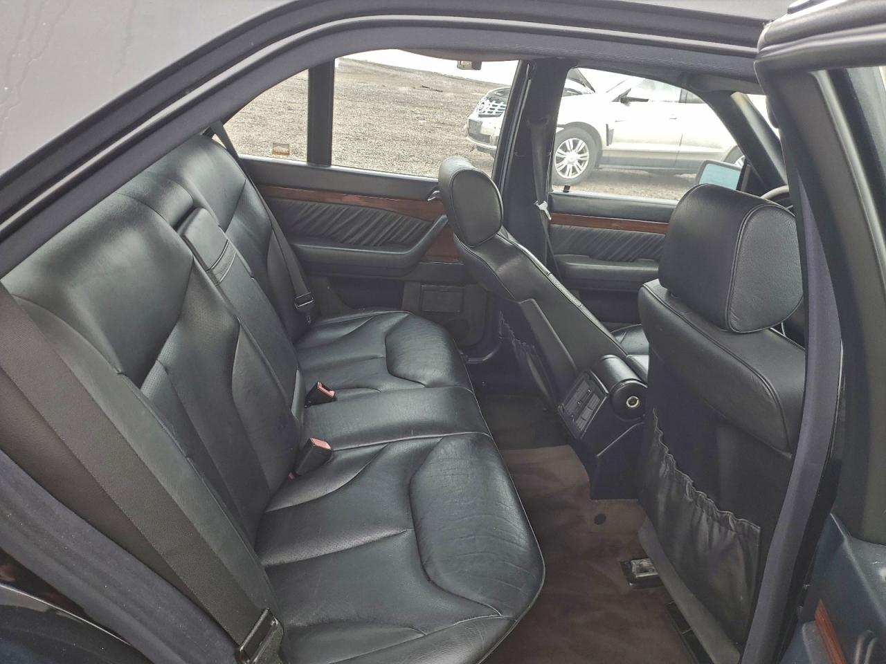 Mercedes-Benz S-Class 320w Image 11