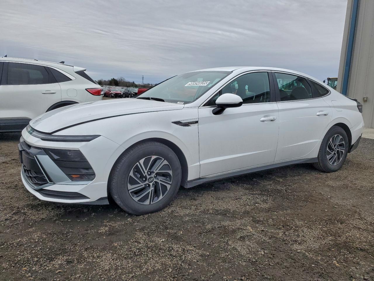 Hyundai SONATA Hybrid Image 1