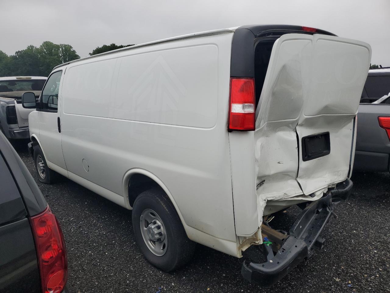 Chevrolet Express Image 2