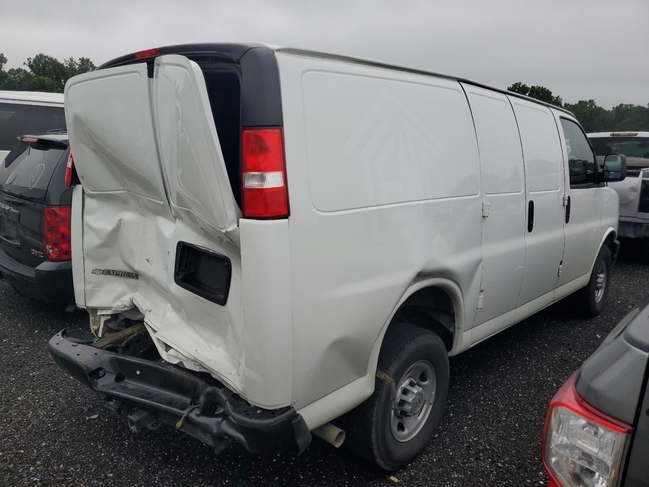 Chevrolet Express Image 3