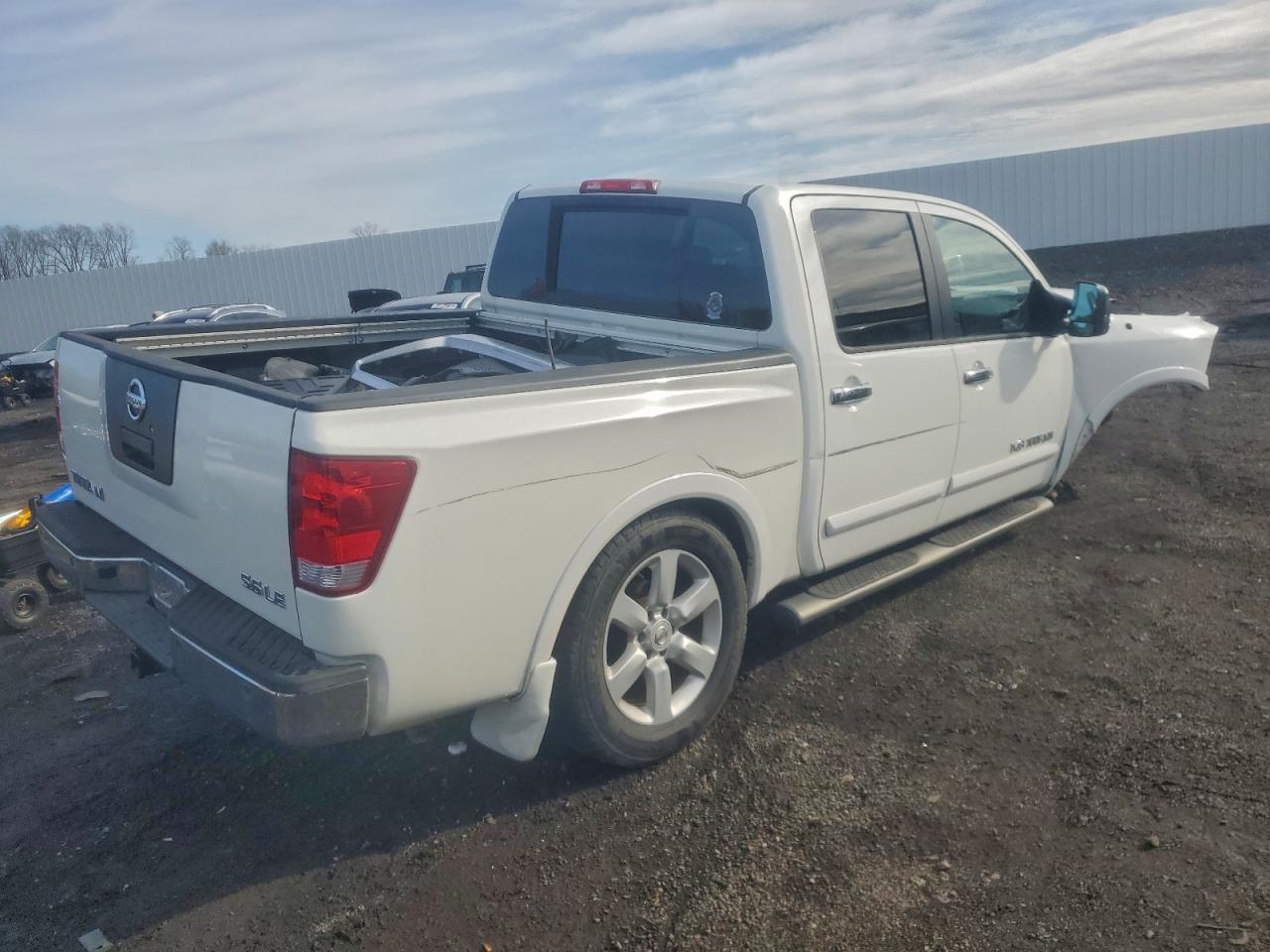 Nissan Titan Xe Image 2