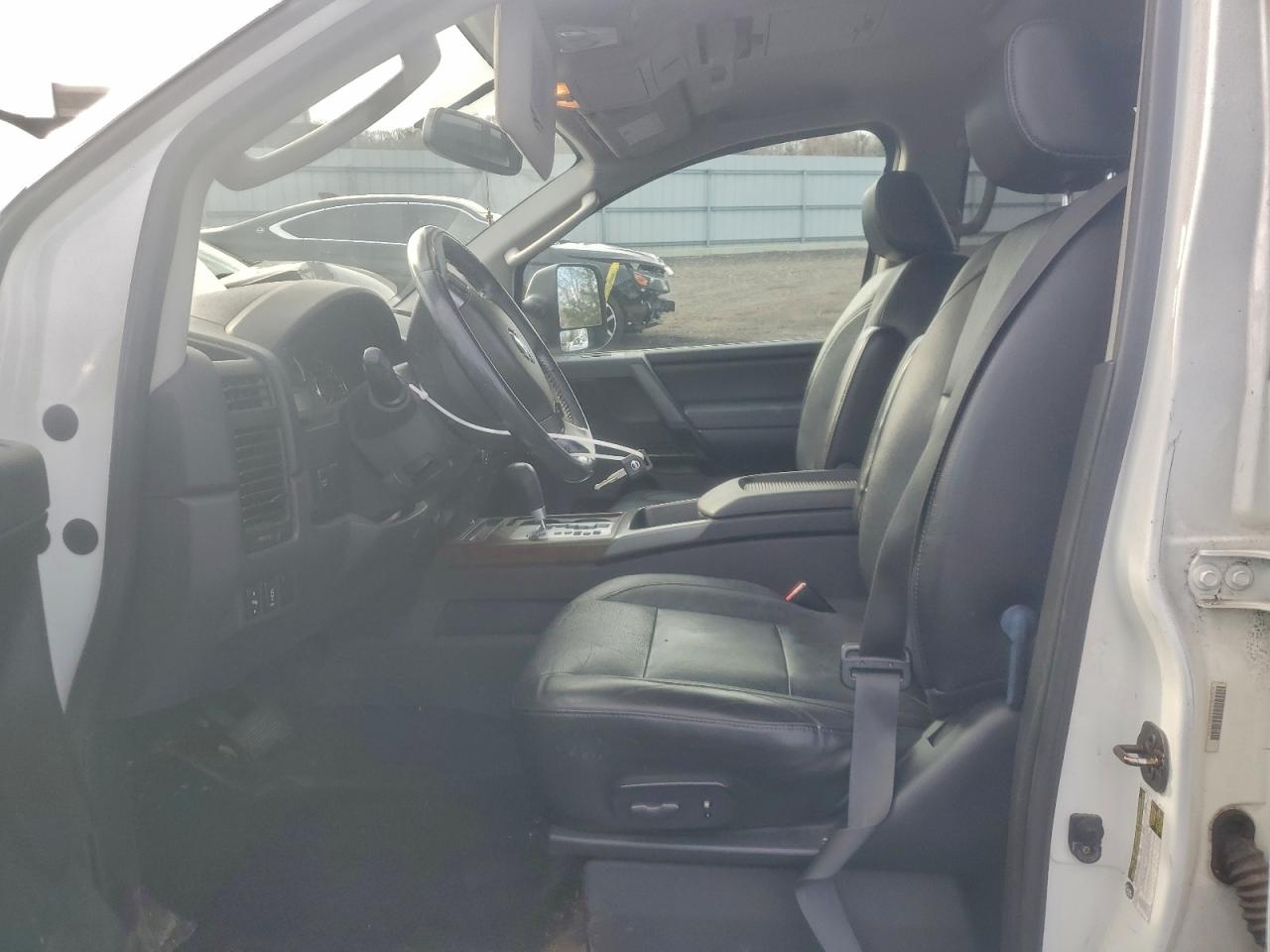 Nissan Titan Xe Image 5