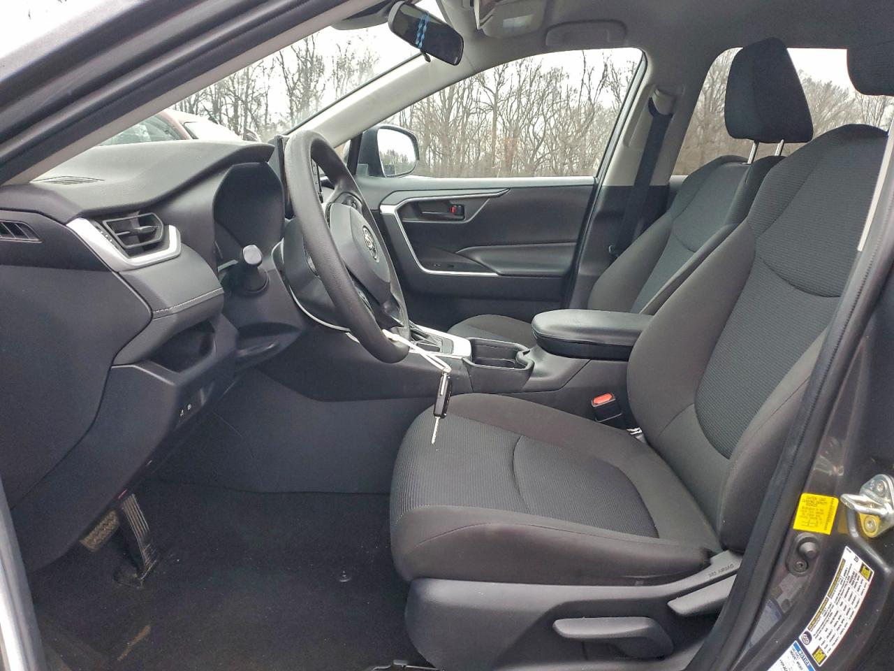 Toyota RAV4 Le Image 4