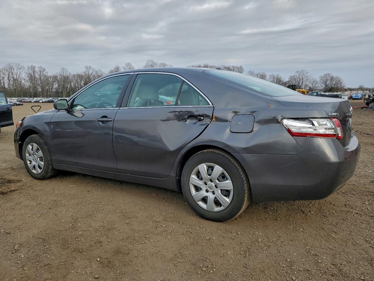 Toyota Camry Base Image 12