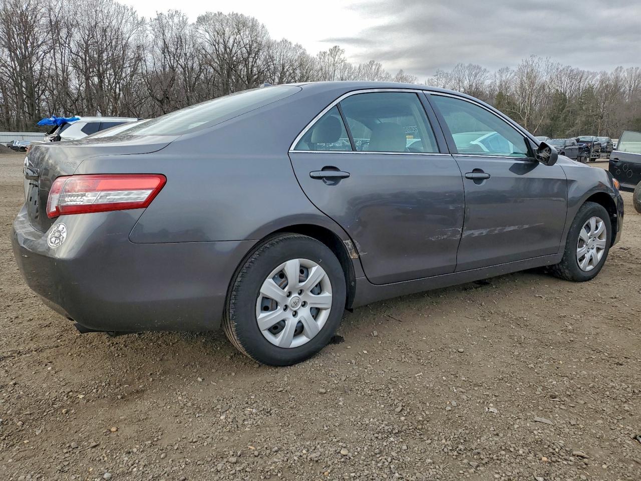 Toyota Camry Base Image 11