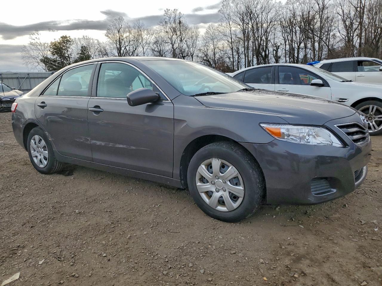 Toyota Camry Base Image 3