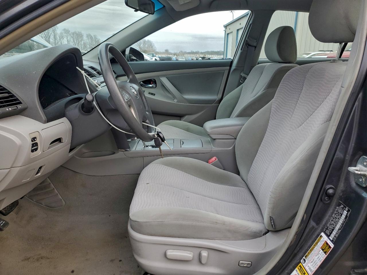 Toyota Camry Base Image 9